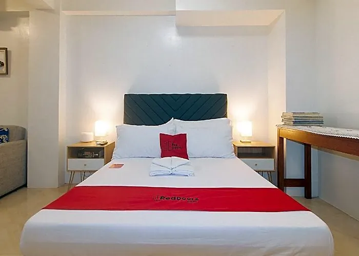 Hotel Reddoorz @ Delorian Residences