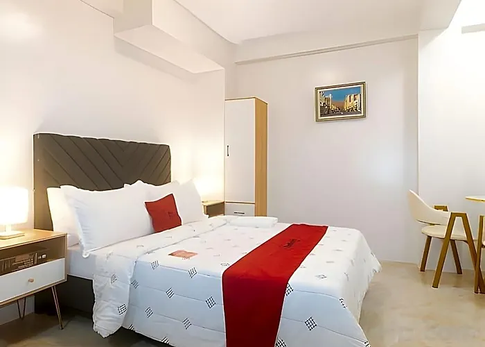 Hotel Reddoorz @ Delorian Residences