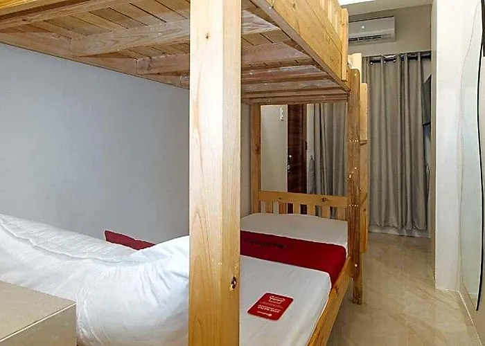 Hotel Reddoorz @ Delorian Residences *