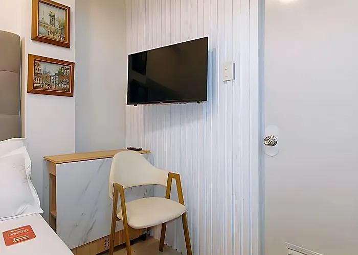 Hotel Reddoorz @ Delorian Residences *